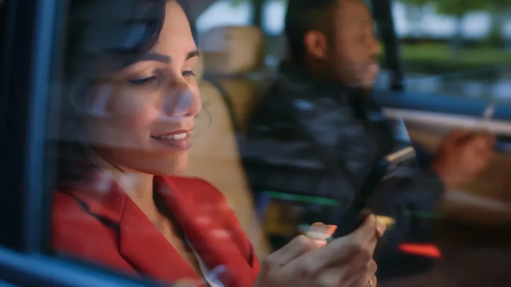 jeune femme et homme dans un taxi